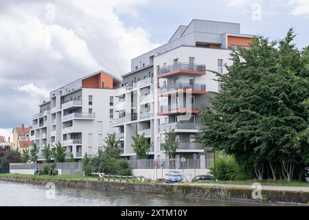 Nancy, Frankreich - Blick auf moderne Wohngebäude Les Rivages, die entlang des Marne-Rhein-Kanals errichtet wurden. Stockfoto