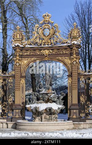 Nancy, Frankreich - Blick auf den Brunnen von Amphitrite am Place Stanislas mit einer dünnen Schneedecke im Winter. Stockfoto