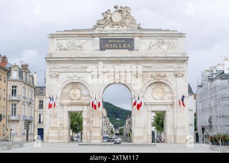 Nancy, Frankreich - Blick auf ein Kriegsdenkmal-Tor Désilles am Ende des Cours Léopold, das 1784 eingeweiht wurde und von dem Architekten Melin entworfen wurde. Stockfoto