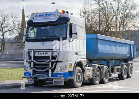 Nancy, Frankreich – Blick auf einen weißen DAF XF 530 mit blauem Kipper-Auflieger, der auf einer Straße geparkt ist. Stockfoto