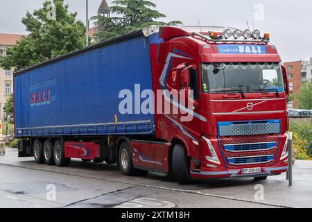 Nancy, Frankreich - Blick auf einen rot-blauen Lastwagen Volvo FH 540, der auf einer Straße für eine Lieferung geparkt wird. Stockfoto