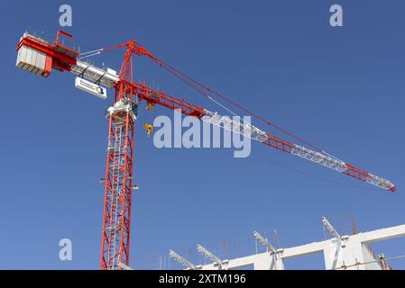 Le Havre, Frankreich - Blick auf einen rot-weißen Turmkran Potain MD 265 auf einer Baustelle für den Bau eines Gebäudes. Stockfoto