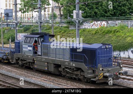 Nancy, Frankreich - Blick auf eine grau-blaue dieselelektrische Lokomotive Vossloh DE 18, die den Bahnhof Nancy überquert. Stockfoto