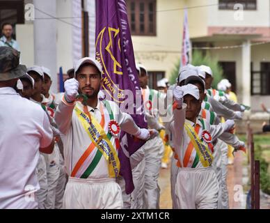 Srinagar, Indien. August 2024. Schülerinnen und Schüler nahmen an einer Parade im Rahmen der 78. Indischen Unabhängigkeitstag-Feier im Bezirk Anantnag Teil. Am 15. August 2024 in Srinagar, Indien (Foto: Umer Qadir/ Credit: Eyepix Group/Alamy Live News Stockfoto