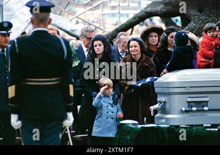 Lyn Nugent grüßt als Luci Johnson Nugent, Lady Bird Johnson und Lynda Johnson Robb während der Begräbnisfeiern für den ehemaligen US-Präsidenten Lyndon Johnson, Stonewall, Texas, USA, Frank Wolfe, Januar 1973 Stockfoto