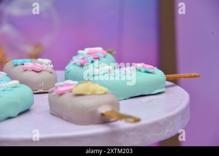 Verschiedene Cake Pops in Form von Eis auf Stock auf rosa und blau Stockfoto