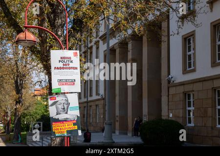 Landtagswahlkampf in Thüringen vor dem Eingang des Fraktionsgebäudes des Thüringer Landtags in Erfurt sind zwei Wahlplakate zu sehen. Eines stammt von der Gewerkschaft Verdi mit der Aufschrift keine Politik mit Faschisten, das andere von der FDP zeigt das Konterfei von Thomas Kemmerich und den Slogan Schluss mit der Bildungslücke Erfurt Löbervorstadt Thüringen Deutschland *** landtagswahlkampf in Thüringen zwei Wahlplakate sind vor dem Eingang zum landtagsgebäude des Thüringer landtags in Erfurt zu sehen einer ist von der gewerkschaft Verdi mit der Inschrift Stockfoto