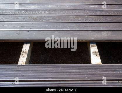 Zerrissenes Brett im Holzfußboden Stockfoto