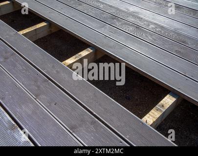 Fehlende Dielen in Terrassendielen Stockfoto