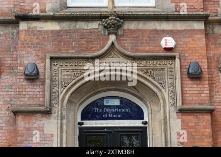 Der viktorianische Flügel und der Eingang des ehemaligen Jessop Hospital, heute die Musikabteilung der University of Sheffield England UK Eingang Stockfoto