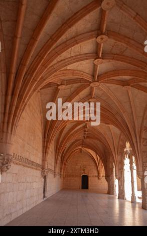 Innenhof-Korridor und Kreuzgänge im Kloster Jeronimos im Belem-Viertel von Lissabon in Portugal in Europa Stockfoto