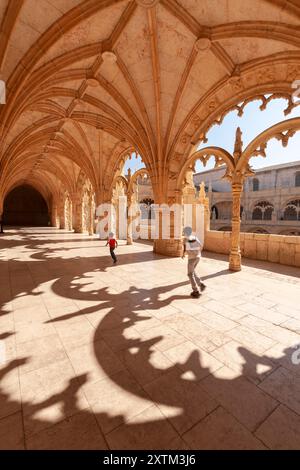 Innenhof-Korridor und Kreuzgänge im Kloster Jeronimos im Belem-Viertel von Lissabon in Portugal in Europa Stockfoto