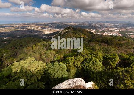 Blick auf das Schloss der Mauren vom Nationalpalast Pena in Sintra in Portugal in Europa Stockfoto