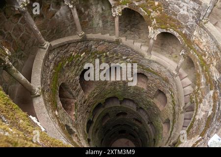 Initiationsbrunnen in den Gärten von Quinta da regaleira in Sintra in Portugal in Europa Stockfoto