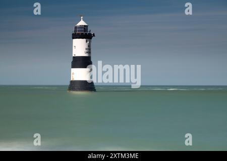 Leuchtturm Trwyn du oder Leuchtturm Penmon in Anglesey in Nordwales in Großbritannien Stockfoto