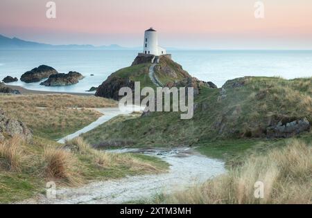 TWR Mawr Leuchtturm auf der Insel Llanddwyn in Anglesey in Nordwales in Großbritannien Stockfoto