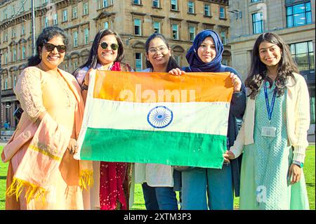 Glasgow, Schottland, Großbritannien, 15. August 2024. Indian National Day Celebration am george Square im Stadtzentrum am frühen Abend fand ein Treffen der schottischen indianervereinigung statt, um Unterhaltung und Kultur zu bieten. Credit Gerard Ferry /Alamy Live News Stockfoto