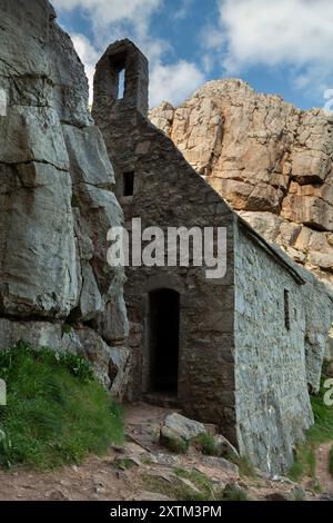 St. Govan's Kapelle an den Klippen an der Küste von Pembrokeshire in Wales in Großbritannien Stockfoto