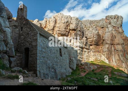 St. Govan's Kapelle an den Klippen an der Küste von Pembrokeshire in Wales in Großbritannien Stockfoto