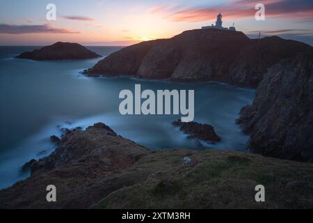 Strumble Head Leuchtturm auf St. Michaels Island in Pencaer an der Küste in der Nähe von Fishguard in Pembrokeshire in Wales in Großbritannien Stockfoto