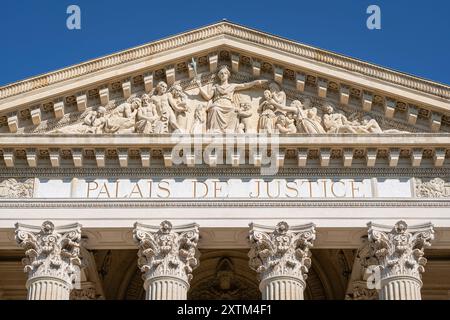 Nîmes, Gard, Frankreich - 08 04 2024 : Nahaufnahme des Giebels des historischen Gerichtsgebäudes mit Inschrift und Basreliefs Symbol der Gerechtigkeit Stockfoto