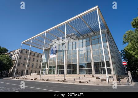 Nîmes, Gard, Frankreich - 08 04 2024 : Landschaftsansicht des berühmten Carré d'Art Museums und der Bibliothek, zeitgenössische Architektur von Norman Foster Stockfoto