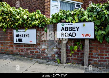 West End Lane Street Schild neben Abbey Road Street Schild NW6, Borough of Camden, London, England, Großbritannien Stockfoto