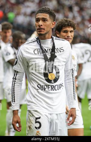 Jude Bellingham von Real Madrid mit einer Medaille während der Zeremonie nach dem UEFA Super Cup 2024 zwischen Real Madrid und Atalanta BC im Nationalstadion. Endergebnis: Real Madrid 2: 0 Atalanta BC. Stockfoto