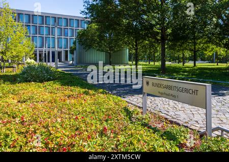 Justizgebäude in Erfurt ein Schild vor dem Zugang zum Bundesarbeitsgericht in Erfurt zeigt die Adresse Hugo-Preuß-Platz 1 und kennzeichnet den Eingang der Institution. Erfurt Altstadt Thüringen Deutschland *** Gerichtsgebäude Erfurt Ein Schild vor dem Eingang zum Bundesarbeitsgericht Erfurt zeigt die Adresse Hugo Preuß Platz 1 und markiert den Eingang zur Einrichtung Erfurt Altstadt Thüringen Deutschland 20240815-6V2A6711 Stockfoto