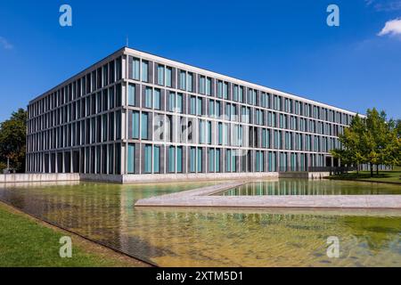 Justizgebäude in Erfurt das Bundesarbeitsgericht in Erfurt präsentiert sich im Sommer. Das Bild zeigt die markante Architektur des Gebäudes und vermittelt einen Eindruck von der modernen und offiziellen Atmosphäre der Institution. Erfurt Altstadt Thüringen Deutschland *** Gerichtsgebäude Erfurt das Bundesarbeitsgericht Erfurt präsentiert sich im Sommer das Bild zeigt die markante Architektur des Gebäudes und vermittelt einen Eindruck von der modernen und offiziellen Atmosphäre der Institution Erfurt Altstadt Thüringen Deutschland 20240815-6V2A6704 Stockfoto