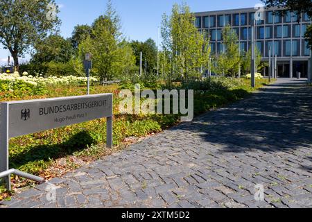 Justizgebäude in Erfurt ein Schild vor dem Zugang zum Bundesarbeitsgericht in Erfurt zeigt die Adresse Hugo-Preuß-Platz 1 und kennzeichnet den Eingang der Institution. Erfurt Altstadt Thüringen Deutschland *** Gerichtsgebäude Erfurt Ein Schild vor dem Eingang zum Bundesarbeitsgericht Erfurt zeigt die Adresse Hugo Preuß Platz 1 und markiert den Eingang zur Einrichtung Erfurt Altstadt Thüringen Deutschland 20240815-6V2A6701 Stockfoto