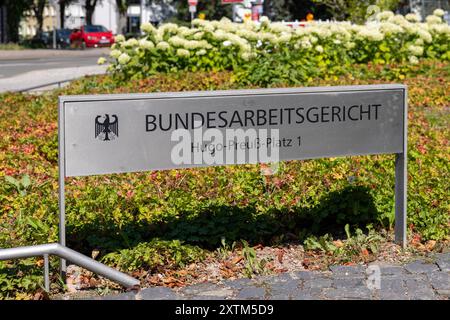 Justizgebäude in Erfurt ein Schild vor dem Zugang zum Bundesarbeitsgericht in Erfurt zeigt die Adresse Hugo-Preuß-Platz 1 und kennzeichnet den Eingang der Institution. Erfurt Altstadt Thüringen Deutschland *** Gerichtsgebäude Erfurt Ein Schild vor dem Eingang zum Bundesarbeitsgericht Erfurt zeigt die Adresse Hugo Preuß Platz 1 und markiert den Eingang zur Einrichtung Erfurt Altstadt Thüringen Deutschland 20240815-6V2A6700 Stockfoto