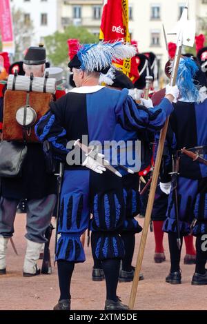 GENF; SCHWEIZ-04. Mai 2024: Teilnehmer des Alten Grenadiermarsches in mittelalterlichen Kostümen, 275-jähriges Jubiläum der Vieux Grenadiergesellschaft Stockfoto