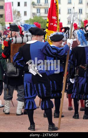 GENF; SCHWEIZ-04. Mai 2024: Teilnehmer der Alten Grenadiere marschieren in mittelalterlichen Trachten und Wappen, 275-jähriges Jubiläum der Vieux Grenadier Stockfoto