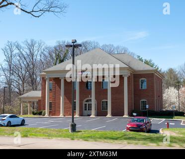 PIGEON FORGE, TN - 12. März 2024: Gebäude der US-Bank mit gemauerter Fassade und Säulen an einem sonnigen Tag in Tennessee. Stockfoto
