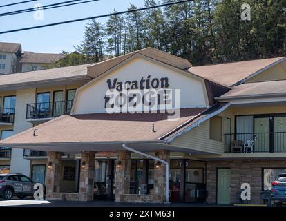 PIGEON FORGE, TN - 12. März 2024: Vordereingang und Büro des Vacation Lodge Motels in Tennessee. Stockfoto