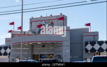 PIGEON FORGE, TN - 12. März 2024: Das Xtreme Racing Center ist eine Go-Kart-Strecke und Spielhalle, eine beliebte Attraktion für Touristen in Tennessee. Stockfoto