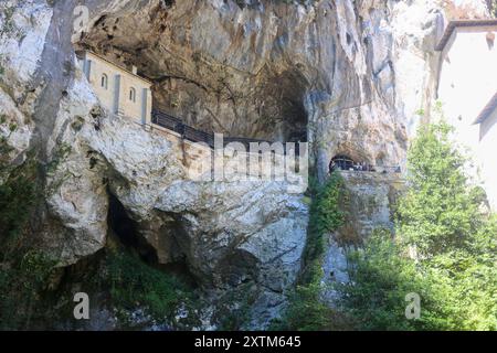 Covadonga, Spanien, 15. August 2024: Allgemeine Ansicht des Heiligtums unserer Lieben Frau von Covadonga im täglichen Leben in Onís, am 15. August 2024, in Covadonga, Spanien. Quelle: Alberto Brevers / Alamy Live News. Stockfoto