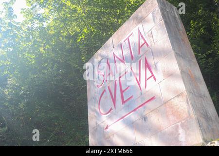 Covadonga, Spanien, 15. August 2024: Das Schild am Eingang der Heiligen Höhle während des täglichen Lebens in Onís, am 15. August 2024, in Covadonga, Spanien. Quelle: Alberto Brevers / Alamy Live News. Stockfoto