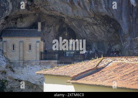 Covadonga, Spanien, 15. August 2024: Allgemeine Ansicht des Heiligtums unserer Lieben Frau von Covadonga im täglichen Leben in Onís, am 15. August 2024, in Covadonga, Spanien. Quelle: Alberto Brevers / Alamy Live News. Stockfoto