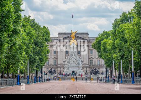 London, Großbritannien, 14. Juli: Blick auf die Mall mit Buckingham Palace am Ende Stockfoto