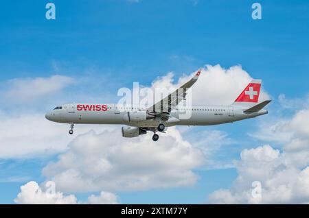 London, Großbritannien. 14. Juli 2024: Swiss Air Airbus A321 im Anflug zum Flughafen Heathrow Stockfoto