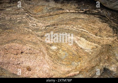 Felsen zeigen die Hitze und den Druck, die die Landsteine in Ruaha deformiert haben. Eine Kontaktzone zwischen dem Tansania Craton und dem Rift Valley Stockfoto