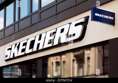 Skechers Schuhmarken-Logoschild im Einzelhandelsgeschäft im Ladengeschäft im Stadtzentrum. Skechers ist ein US-amerikanisches multinationales Schuhwerk und Bekleidungsunternehmen. Stockfoto