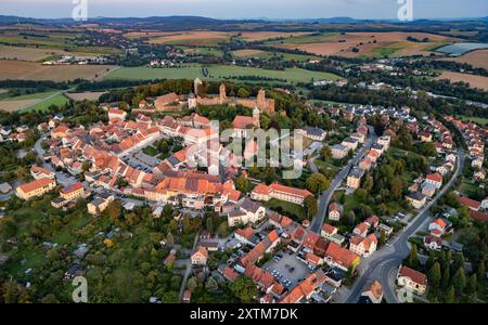 Stolpen, Deutschland. August 2024. Abendlicher Blick auf die Burgstadt Stolpen im Bezirk Sächsische Schweiz-Osterzgebirge mit der Ruine der Burg auf einem Basaltfelsen. (Luftaufnahme mit Drohne) Credit: Robert Michael/dpa/Alamy Live News Stockfoto