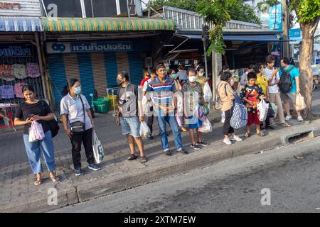 SAMUT PRAKAN, THAILAND, 16. JUNI 2024, Menschen warten an der Bushaltestelle des öffentlichen Nahverkehrs Stockfoto