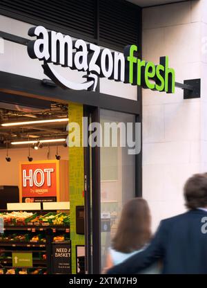 Schild mit Amazon Fresh-Ladenfront über dem Eingang des Selbstbedienungsgeschäfts von Amazon Fresh. Bietet Kassierererlose, kontaktlose Einkaufsmöglichkeiten. Stockfoto