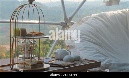 Elegantes Ambiente im Freien mit Nachmittagstee, zweistöckig Stockfoto