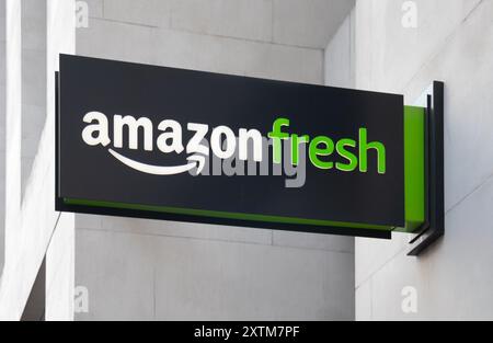 Straßenschild auf der Ladenfront von Amazon Fresh über dem Eingang zum automatisierten Supermarkt von Amazon Fresh. Ähnlich wie bei Amazon Go, die keine Kassierer haben. Stockfoto