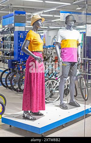 Damen- und Herrenpuppen in stylischer Sommerkleidung. Moderner Stil Stockfoto